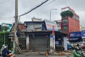 Quận Tân Phú giải tỏa ngôi nhà án ngữ giữa đường gần 10 năm