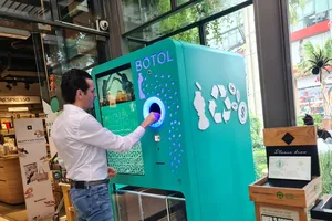 Đưa máy tái chế chai nhựa vào siêu thị, trường học ở TP.HCM