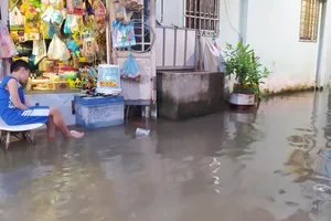 TP.HCM: Triều cường dâng cao, gây ngập nhiều tuyến đường