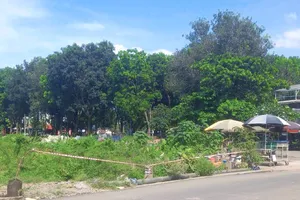 Lắp biển cảnh báo tại dự án cải tạo kênh Tham Lương - Bến Cát - rạch Nước Lên