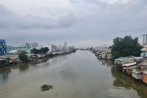 TP.HCM sẽ ưu tiên bố trí vốn di dời nhà ven kênh cho 11 dự án