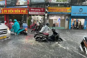 TP.HCM ban ngày nhiệt độ cao bất ngờ nhưng tối lại tiếp tục mưa lớn