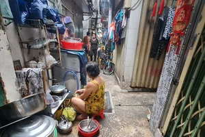 Cận cảnh 5 người chen chúc trong căn phòng bé tẹo ở trung tâm TP.HCM, có khi phải ra đường ngủ