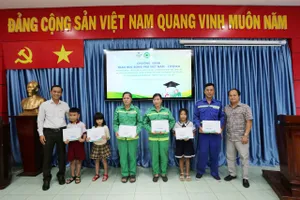 Trao học bổng hơn 100 triệu đồng cho con em công nhân vệ sinh môi trường