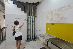 Bị tạm ngừng thi công vì gây sụt lún nhà kế bên