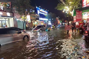 Tối 20-10, TP.HCM ngập sâu nhiều nơi