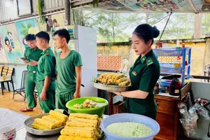 Chiến sĩ biên phòng mang xuân về xã đảo Cần Giờ