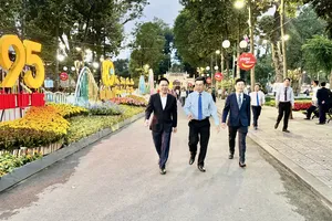 Nhiều tác phẩm độc, lạ được trưng bày tại Hội hoa xuân năm 2025