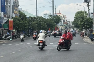 Người dân TP.HCM cảm nhận ngoài trời nóng đến 50 độ C, thực tế thế nào?