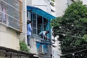 Sau vụ cháy ở cư xá Độc lập, người dân bắt đầu tháo dỡ 'chuồng cọp'