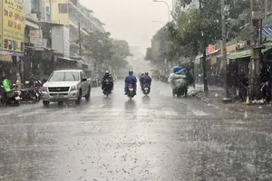 Ảnh hưởng của bão số 3: Trên biển và đất liền Nam Bộ xuất hiện dông lốc 