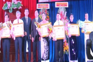 Phong tặng, truy tặng 100 bà mẹ Việt Nam anh hùng