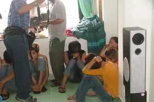 Bắt tạm giam 'chủ tiệc' đãi bạn ma túy đá