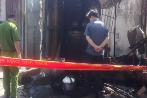 Đốt nhà vì bị trách gặp vợ bạn mà không chào