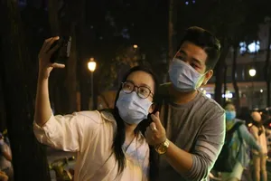 Người dân xuống phố chụp ảnh Giáng sinh đừng quên khẩu trang