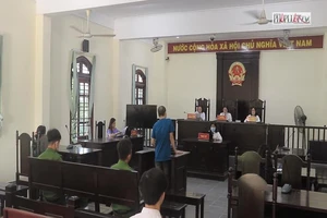 Video: Cha ruột bạo hành con gái gần 1 tuổi để níu kéo vợ