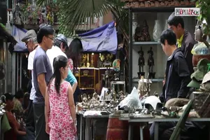 Video: Khám phá phiên chợ đồ cổ dịp cuối tuần ở Sài Gòn
