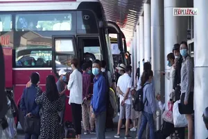 Video: Hàng ngàn du khách đổ về TP Đà Nẵng dịp lễ 30-4