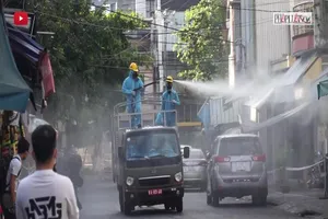 Video: Phun khử khuẩn khu chợ có người bị COVID-19 tới mua sắm