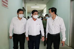 Video: Lãnh đạo TP.HCM kiểm tra phòng dịch tại BV Chợ Rẫy