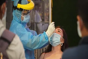 Video: Nữ nhân viên quán nhậu vào nhà vệ sinh trốn xét nghiệm