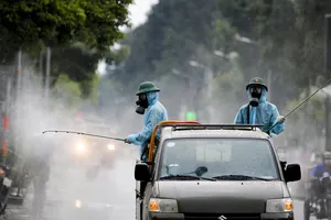 Video: Quân đội phun khử khuẩn phòng COVID-19 ở Gò Vấp