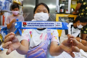 Video: Một gia đình làm 7.000 tấm chắn giọt bắn tặng tuyến đầu chống dịch