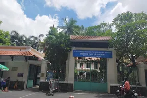 Video: Một thí sinh ngất xỉu tại phòng thi, test nhanh dương tính SARS-CoV-2