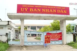 Video: Thêm 6 ca dương tính COVID-19, UBND huyện Long Hồ họp khẩn