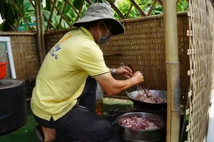 Video: Người dân chung cư thổi lửa nấu cơm tiếp sức cho bệnh viện dã chiến