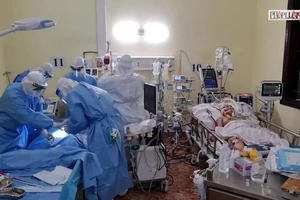 Video: Bác sĩ chia đôi một máy ECMO cứu 2 bệnh nhân COVID-19 nặng