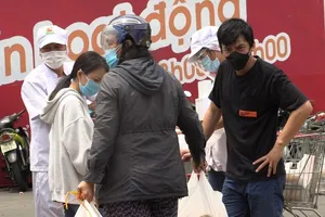 Video: Người dân TP.HCM đi mua thực phẩm tích trữ
