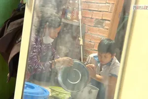 'Con rất buồn vì không có điện thoại để gặp thầy cô và các bạn'