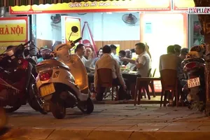 Video: Nhiều quán bia ở Hà Nội bất chấp quy định, hoạt động trở lại