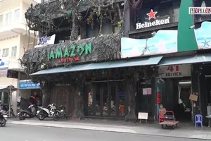 Video: Club ở Bùi Viện hối hả dọn dẹp, karaoke vẫn đóng cửa chờ quyết định