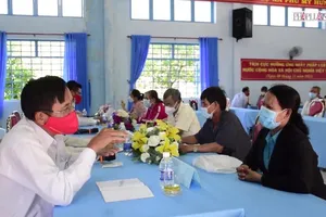 Video: Nghe tư vấn pháp luật miễn phí, người dân còn được tặng quà