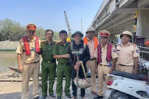 Cảnh sát đường thủy TP.HCM truy đuổi lái ghe đổ thuốc trừ sâu xuống rạch để bắt tôm, cá