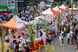 Hơn nghìn người dân TP.HCM tham gia phiên chợ lá thay tiền