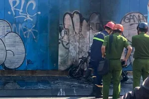 Xe máy đang chạy trên đường bất ngờ bốc cháy