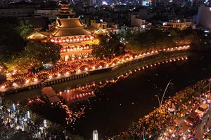TP.HCM: Hàng nghìn người đến chùa Pháp hoa dự lễ hoa đăng mừng đại lễ Phật đản