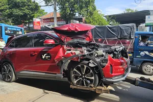 Tai nạn liên hoàn trên quốc lộ 22, xe 5 chỗ hư hỏng nặng 