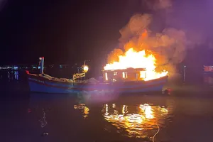 Cháy tàu cá đang neo trong cảng ở Quảng Ngãi