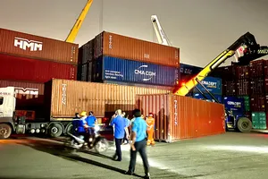 Đang kiểm tra hàng thì tài xế bị xe nâng lùi trúng tử vong