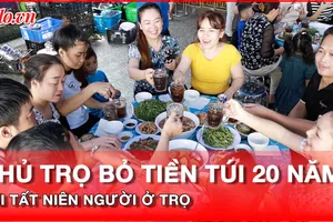 Video: Chủ trọ bỏ tiền túi đãi tất niên người ở trọ suốt 20 năm