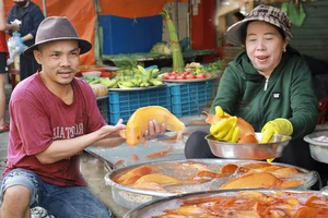 Cá chép đỏ vắng khách trước ngày cúng ông Táo, tiểu thương lo lắng