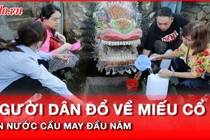 Video: Người dân TP.HCM đổ về miếu cổ xin nước cầu may đầu năm