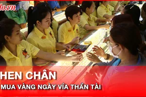 Video: Người dân xếp hàng mua vàng ngày vía Thần Tài