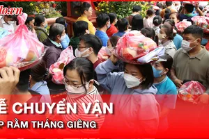 Video: Đội nắng chờ làm lễ chuyển vận dịp rằm tháng Giêng