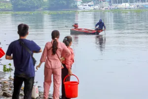 Sợ cá bị chích điện, người dân thuê thuyền chở ra giữa sông để phóng sinh