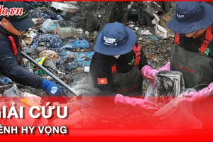 Video: Ngâm mình giữa dòng nước đen, giải cứu kênh Hy Vọng